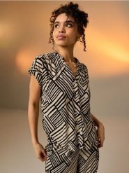 Wiskozowa koszula z krótkim rękawem w geometryczny wzór - wielobarwny. Koszule Sinsay, l, bez wzorów, z wiskozy, bez kołnierzyka, bez ramiączek. Za 25.99 zł.