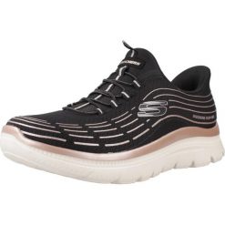 Kapcie SKECHERS PLUS SOFT LUSTER Czarny. Czarne obuwie domowe Skechers, bez wzorów, z syntetyku, bez zapięcia. Za 382.76 zł.
