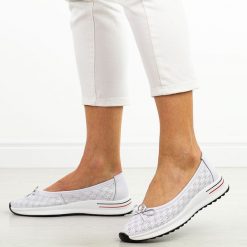 Białe skórzane baleriny damskie Filippo Dp6718/26. Białe baleriny Filippo, w ażurowe wzory, z jeansu, z okrągłym noskiem, bez obcasa, na płaskiej podeszwie. W wyprzedaży za 192.72 zł.