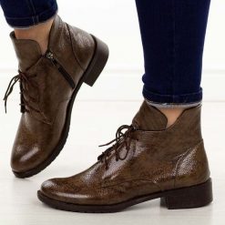 Brązowe skórzane Polskie botki damskie Deoni D397A. Brązowe botki Deoni, na jesień, bez wzorów, z jeansu, z okrągłym noskiem, bez obcasa, na płaskiej podeszwie, bez zapięcia. Za 499.00 zł.