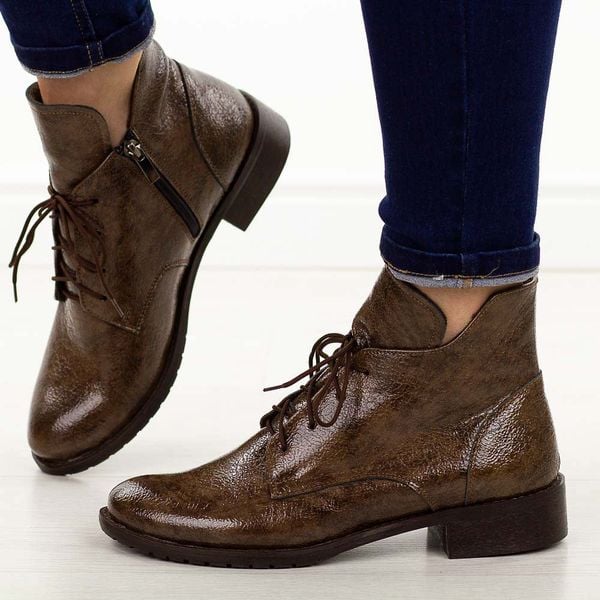 Brązowe skórzane Polskie botki damskie Deoni D397A. Brązowe botki Deoni, na jesień, bez wzorów, z jeansu, z okrągłym noskiem, bez obcasa, na płaskiej podeszwie, bez zapięcia. Za 499.00 zł.