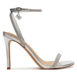 Sandały Guess. Szare sandały Guess, z aplikacjami, bez obcasa, na szpilce, bez zapięcia. Za 559.99 zł.