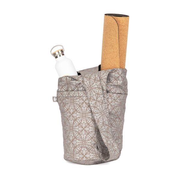 Torba na matę do jogi RAJA Maharaja. Brązowe torby na ramię BODHI, z aplikacjami, z bawełny, eleganckie, na ramię, duże, z nadrukiem, bez dodatków. Za 129.99 zł.