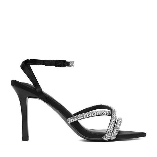 Sandały JENNY. Czarne sandały Jenny, bez wzorów, bez obcasa, na szpilce, bez zapięcia. Za 149.99 zł.