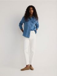 Jeansy mom fit slim - złamana biel. Jeansy Reserved, bez wzorów, z podwyższonym stanem. W wyprzedaży za 99.99 zł.