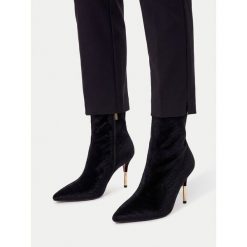 Botki Nine West. Czarne botki Nine West, bez wzorów, bez obcasa, na szpilce, bez zapięcia. Za 329.99 zł.