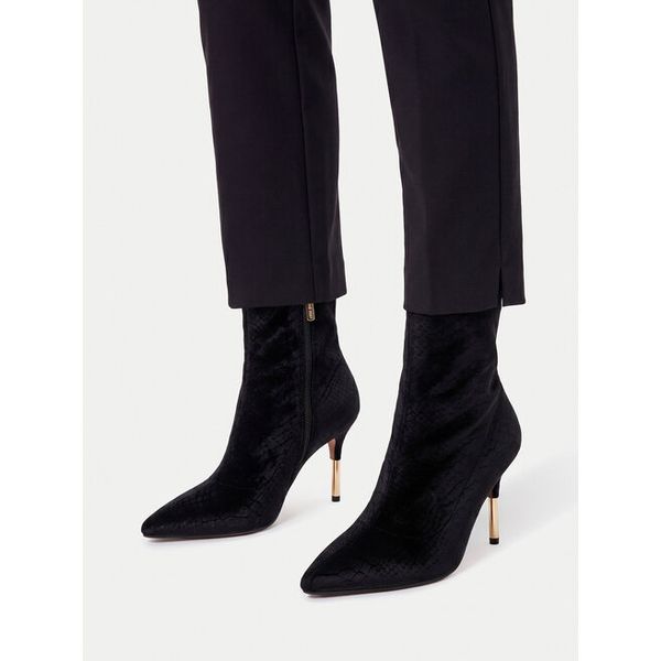 Botki Nine West. Czarne botki Nine West, bez wzorów, bez obcasa, na szpilce, bez zapięcia. Za 329.99 zł.