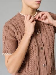 Dzianinowy kardigan z krótkim rękawem - brązowy. Brązowe kardigany Sinsay, l, bez wzorów, z dzianiny. Za 49.99 zł.