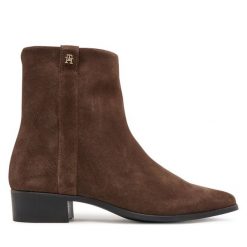 Botki Tommy Hilfiger. Brązowe botki TOMMY HILFIGER, bez wzorów, bez obcasa, na płaskiej podeszwie, bez zapięcia. Za 699.99 zł.