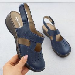 Skórzane komfortowe sandały damskie pełne granatowe Helios 150.041. Sandały Helios, bez wzorów, ze skóry, bez obcasa, bez zapięcia. Za 259.99 zł.