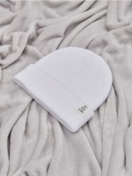 Czapka beanie - kremowy. Białe czapki Sinsay, z aplikacjami, z dzianiny. Za 9.99 zł.