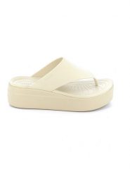 Crocs Japonki "Brooklyn" w kolorze kremowym rozmiar: 42/43. Brązowe klapki Crocs, bez wzorów, z otwartym noskiem, bez obcasa, na platformie. Za 171.68 zł.