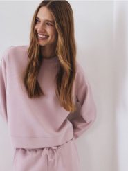Bluza z dodatkiem modalu - pastelowy róż. Czerwone bluzy Reserved, l, bez wzorów, z dzianiny, bez kaptura. W wyprzedaży za 79.99 zł.