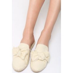 Beżowe Klapki Moonstone. Brązowe klapki Born2be, bez wzorów, bez obcasa, na płaskiej podeszwie. Za 29.99 zł.
