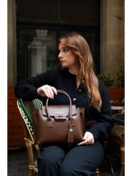 Victor & Hugo Paris Skórzana torebka "Jany" w kolorze brązowym - 25 x 19 x 7 cm rozmiar: onesize. Brązowe torby na ramię Victor & Hugo Paris, bez wzorów, z materiału, przez ramię, bez dodatków. Za 347.99 zł.