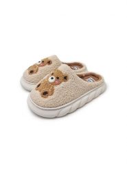 Wsuwane kapcie teddy z motywem misia - kremowy. Białe obuwie domowe Sinsay, bez wzorów, bez zapięcia. Za 32.99 zł.
