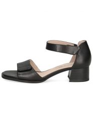 Caprice Skórzane sandały w kolorze czarnym na obcasie rozmiar: 36. Czarne sandały Caprice, bez wzorów, z otwartym noskiem, bez obcasa, na koturnie, bez zapięcia. Za 122.38 zł.