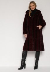Bordowy Płaszcz Futerko w Pionowy Wzór z Kapturem Cahroris. Czerwone płaszcze Born2be, l, bez wzorów, z dzianiny, z kapturem. Za 299.99 zł.
