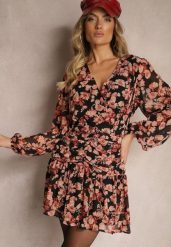 Czarno-Różowa Kopertowa Sukienka w Kwiatowy Wzór z Falbanką i Ozdobnym Drapowaniem w Talii Evalanna. Czarne sukienki Renee, l, bez wzorów, eleganckie, bez kołnierzyka, bez ramiączek, mini, kopertowe. Za 139.99 zł.