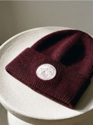Prążkowana czapka beanie z naszywką - bordowy. Czerwone czapki Sinsay, z aplikacjami, prążkowane. Za 19.99 zł.