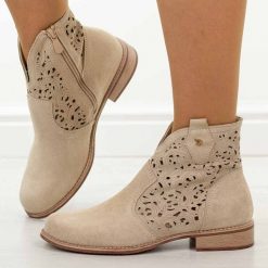 Beżowe skórzane ażurowe botki damskie T.Sokolski w26-50. Brązowe botki Sokolski, na jesień, w ażurowe wzory, z jeansu, z okrągłym noskiem, bez obcasa, na obcasie, bez zapięcia. W wyprzedaży za 251.10 zł.