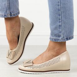 Beżowe ażurowe czółenka damskie na koturnie M.Daszyński Sa199-6. Brązowe czółenka M.Daszyński, w ażurowe wzory, ze skóry, z okrągłym noskiem, bez obcasa, na koturnie, bez zapięcia. Za 169.00 zł.