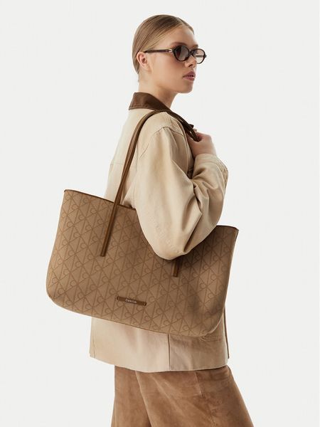 Calvin Klein Torebka Emblem Aop Jacquard LV04F3750G Khaki. Brązowe shopper Calvin Klein, bez wzorów, z materiału, bez dodatków. Za 475.99 zł.