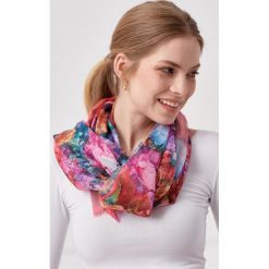 Szal czerwony w róże ONE SIZE czerwony. Róże Marie Zélie. Za 137.00 zł.