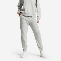 Spodnie dresowe damskie Domyos Gym & Pilates. Szare spodnie sportowe DOMYOS, s, bez wzorów, z bawełny, na jogę i pilates. W wyprzedaży za 69.99 zł.