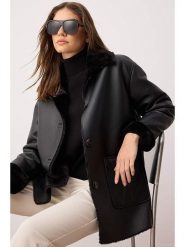 Trendyol Kurtka w kolorze czarnym ze skóry syntetycznej rozmiar: 36. Czarne kurtki Trendyol, bez wzorów, ze skóry, bez kaptura. Za 173.99 zł.