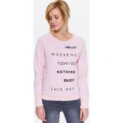 NIEROZPINANA DAMSKA BLUZA Z NAPISAMI. Czerwone bluzy DRYWASH, na lato, xs, bez wzorów, z dresówki, bez kaptura. W wyprzedaży za 49.99 zł.