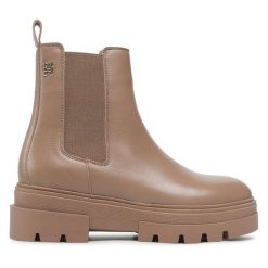 Sztyblety Tommy Hilfiger. Brązowe botki TOMMY HILFIGER, bez wzorów, bez obcasa, na płaskiej podeszwie, bez zapięcia. Za 829.99 zł.