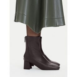 Botki Nine West. Brązowe botki Nine West, bez wzorów, bez obcasa, na słupku, bez zapięcia. Za 279.99 zł.