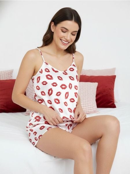 Dwuczęściowa piżama z motywem ust - biały. Białe piżamy Sinsay, bez wzorów, bez ramiączek. Za 49.99 zł.