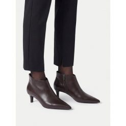 Botki GINO ROSSI. Brązowe botki Gino Rossi, bez wzorów, bez obcasa, na szpilce, bez zapięcia. Za 429.99 zł.
