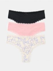 Stringi z koronka 3 pack - wielobarwny. Stringi Sinsay, bez wzorów, z koronki. Za 25.99 zł.