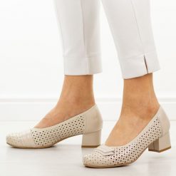 Beżowe ażurowe skórzane czółenka damskie Cambell 19415. Brązowe czółenka Cambell, z aplikacjami, ze skóry, z okrągłym noskiem, bez obcasa, na obcasie, bez zapięcia. Za 229.00 zł.