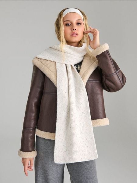 Szalik - kremowy. Białe szaliki Sinsay, bez wzorów, z włókna. Za 39.99 zł.