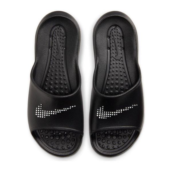 Klapki basenowe damskie Nike Victori One Slide. Czarne klapki Nike, bez wzorów, z gumy, bez obcasa. Za 206.00 zł.