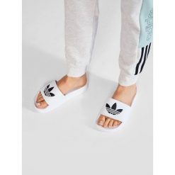 Klapki adidas Originals. Białe klapki Adidas Originals, bez wzorów, bez obcasa. Za 101.99 zł.