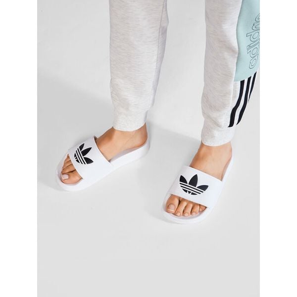 Klapki adidas Originals. Białe klapki Adidas Originals, bez wzorów, bez obcasa. Za 101.99 zł.