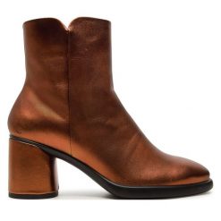 Botki ECCO. Brązowe botki ecco, bez wzorów, bez obcasa, na słupku, bez zapięcia. Za 869.99 zł.