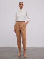 BGN Spodnie w kolorze jasnobrązowym rozmiar: 36. Brązowe spodnie materiałowe BGN, na co dzień, bez wzorów, z materiału. Za 131.43 zł.