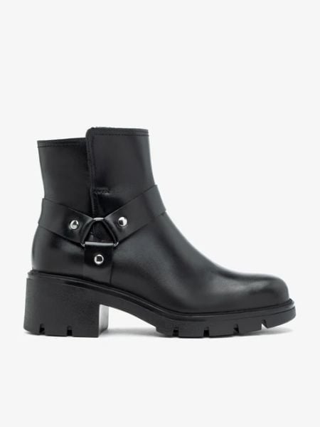 Czarne botki biker boots ze skóry licowej. Czarne botki Ryłko, bez wzorów, ze skóry, z okrągłym noskiem, bez obcasa, na obcasie, bez zapięcia. W wyprzedaży za 449.99 zł.