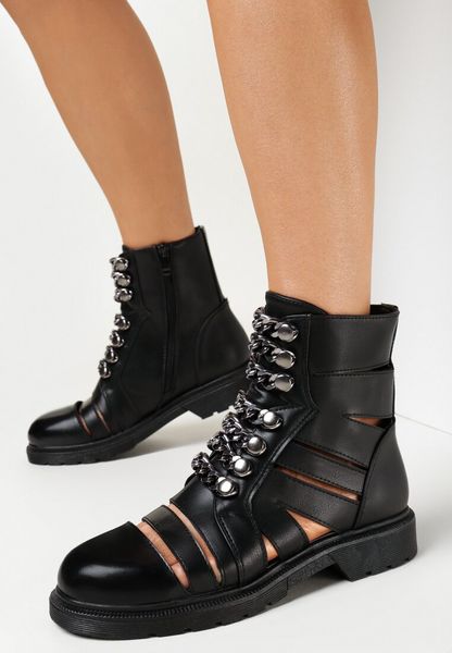 Czarne Botki z Cholewką z Wycięciami i Łańcuszkiem Karolyne. Czarne botki Born2be, bez wzorów, z bawełny, bez obcasa, na obcasie, bez zapięcia. Za 69.99 zł.