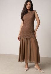 Brązowa Sukienka Ażurowa z Usztywnioną Linią Ramion i Przezroczystym Dołem Semiriel. Brązowe sukienki Born2be, m, w ażurowe wzory, z zamszu, eleganckie, bez kołnierzyka, bez ramiączek, maxi. Za 119.99 zł.