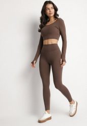 Brązowy Komplet Sportowy Legginsy i Bluzka z Odkrytymi Plecami Dasalla. Brązowe legginsy Born2be, m, bez wzorów, z podwyższonym stanem, długie. Za 89.99 zł.