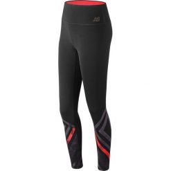 Legginsy sportowe w kolorze czarno-czerwonym. Czarne legginsy New Balance, xs, bez wzorów, z materiału. W wyprzedaży za 175.95 zł.