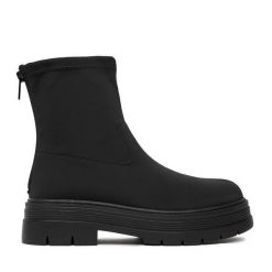 Botki JENNY. Czarne botki Jenny, bez wzorów, bez obcasa, na płaskiej podeszwie, bez zapięcia. Za 159.99 zł.