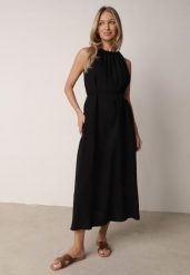 Czarna Wiskozowa Sukienka Bez Rękawów z Warkoczowym Splotem przy Dekolcie Shirineli. Czarne sukienki Born2be, na co dzień, l, bez wzorów, z tkaniny, boho, bez kołnierzyka, plus size, bez ramiączek, maxi, proste. Za 109.99 zł.